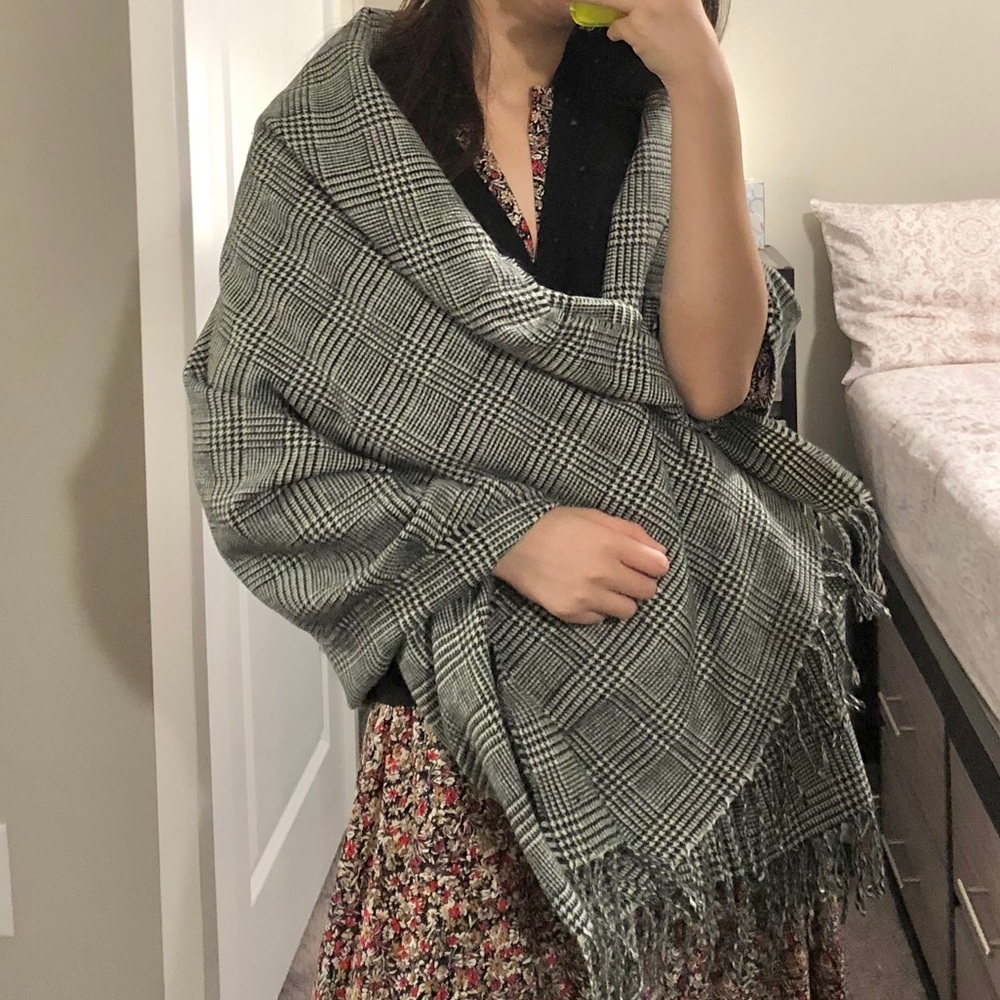 Earth Music&Ecology scarf in green and beige